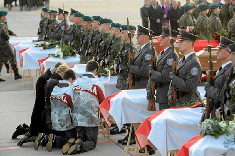 Trumny z ciałami ofiar katastrofy smoleńskiej na lotnisku Okęcie