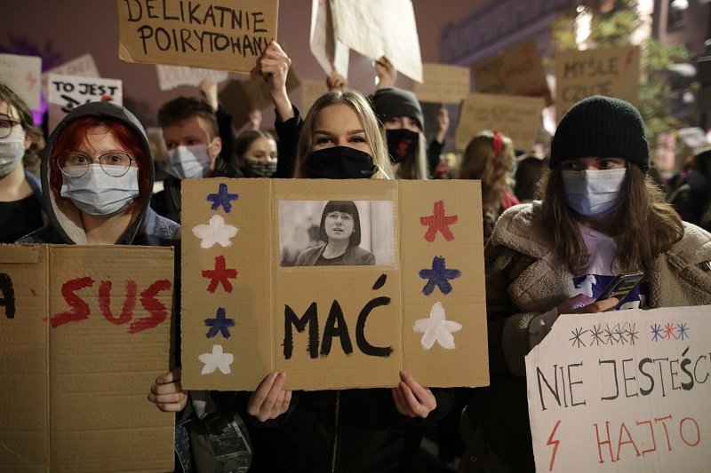 Poseł Włodzimierz Tomaszewski stwierdził, że w protestach uczestniczą gimnazjalistki.