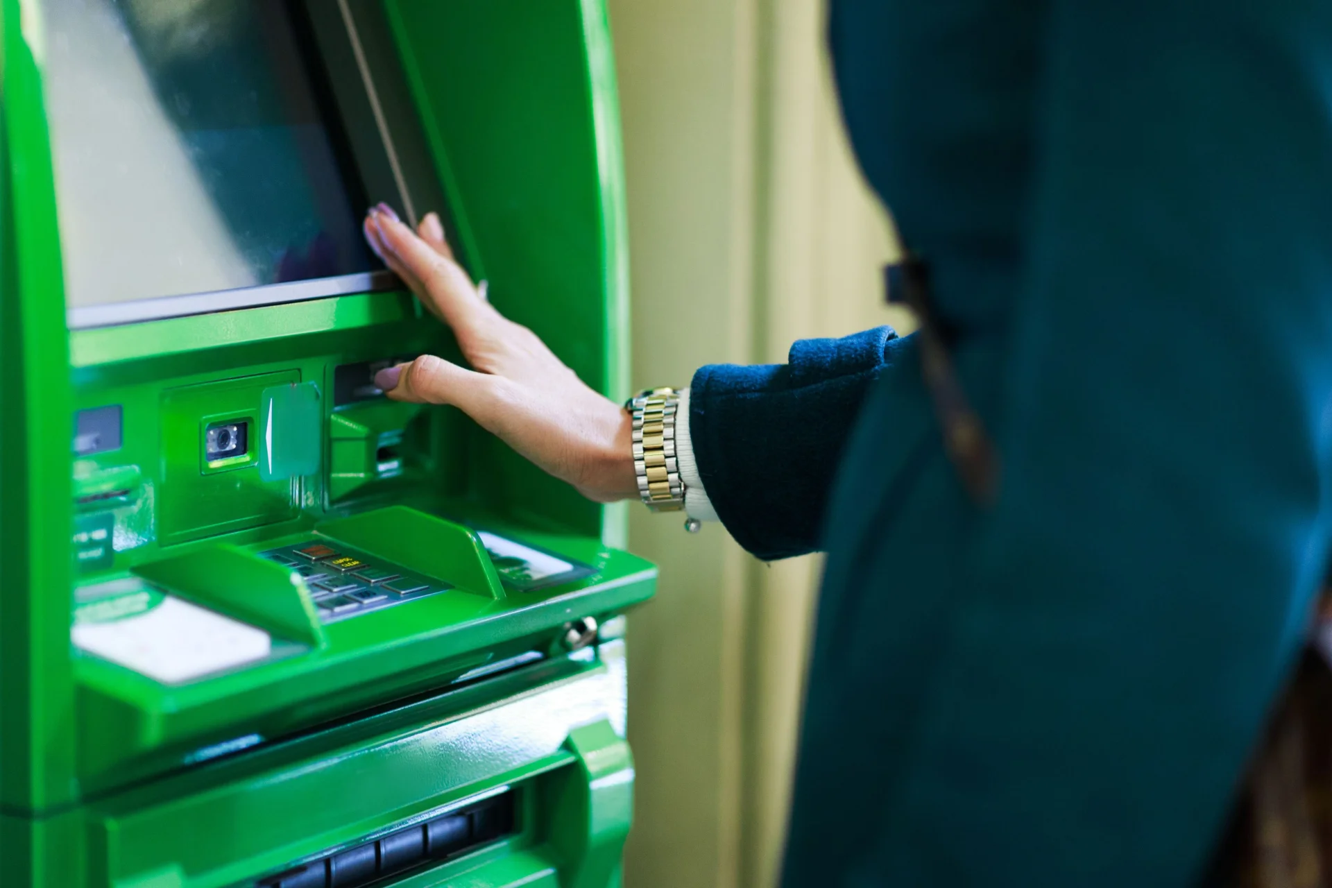 Co się stanie, gdy wpiszemy od tyłu PIN w bankomacie?