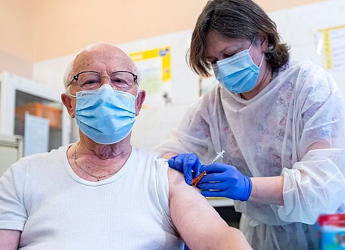 Szczepienia covid-19 dla seniorów: jak się do nich przygotować? [PORADNIK]