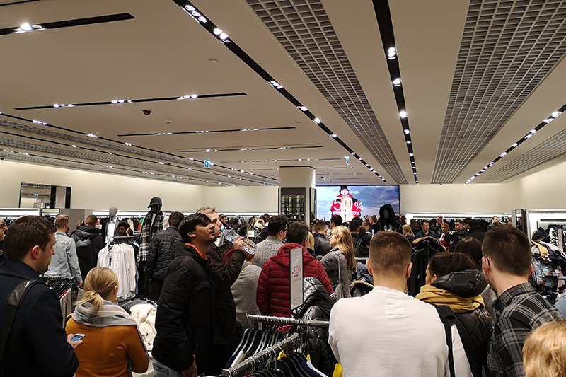 Tak wyglądają kolejki w warszawskich sklepach.