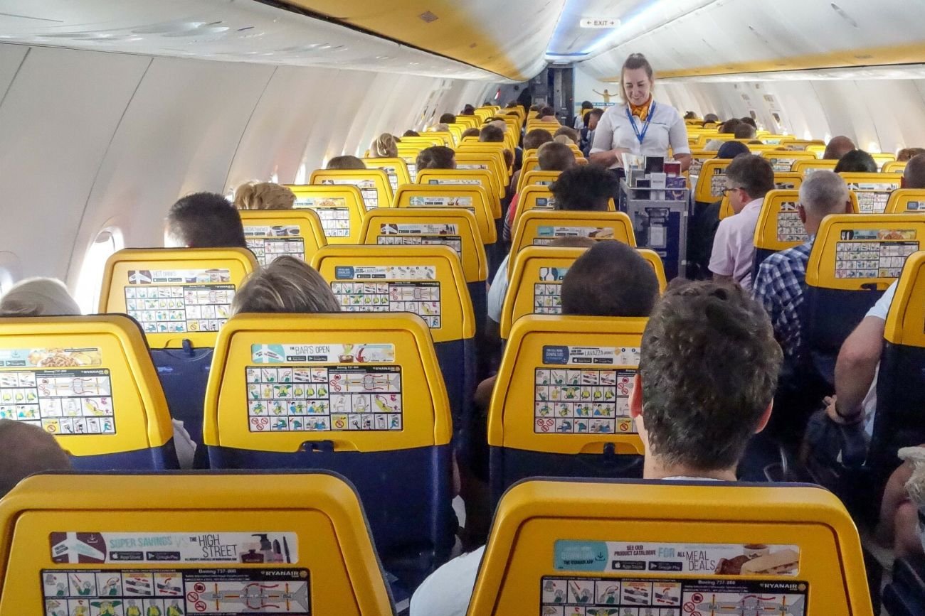 Ryanair żartuje z jeansów na pokładzie. Lepiej zrezygnujcie z tych spodni Ryanair wyśmiewa pasażerów. Paradoksalnie może im pomóc