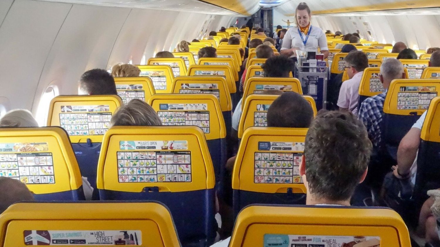 Ryanair żartuje z jeansów na pokładzie. Lepiej zrezygnujcie z tych spodni Ryanair wyśmiewa pasażerów. Paradoksalnie może im pomóc