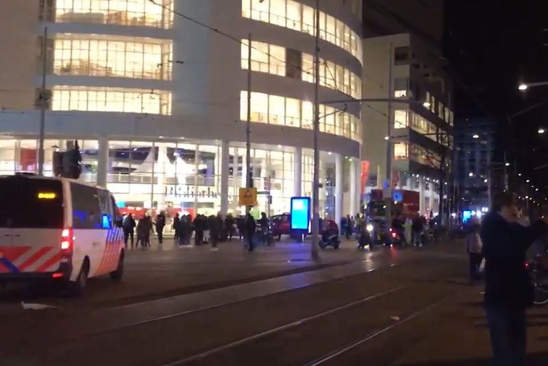 Kilka osób zostało dźgniętych nożem w wyniku ataku napastnika z Hagi.