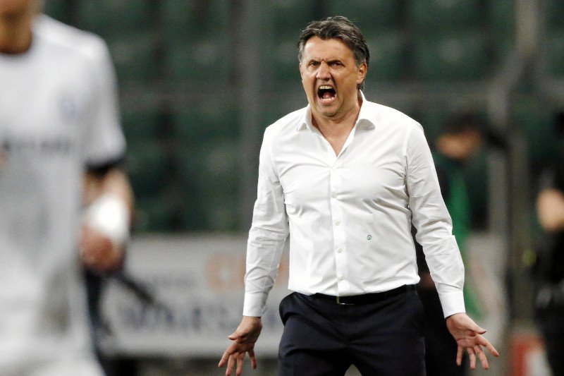 Trener Romeo Jozak podczas przegranego przez Legię meczu z Zagłębiem.
