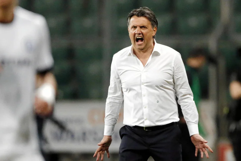 Trener Romeo Jozak podczas przegranego przez Legię meczu z Zagłębiem.