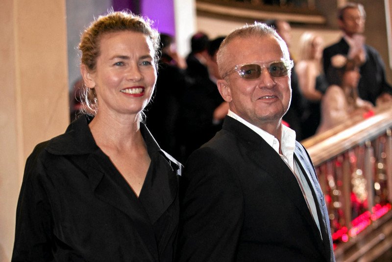 Lidia Popiel jest fotografką i żoną Bogusława Lindy. Para jest razem od 1991 roku