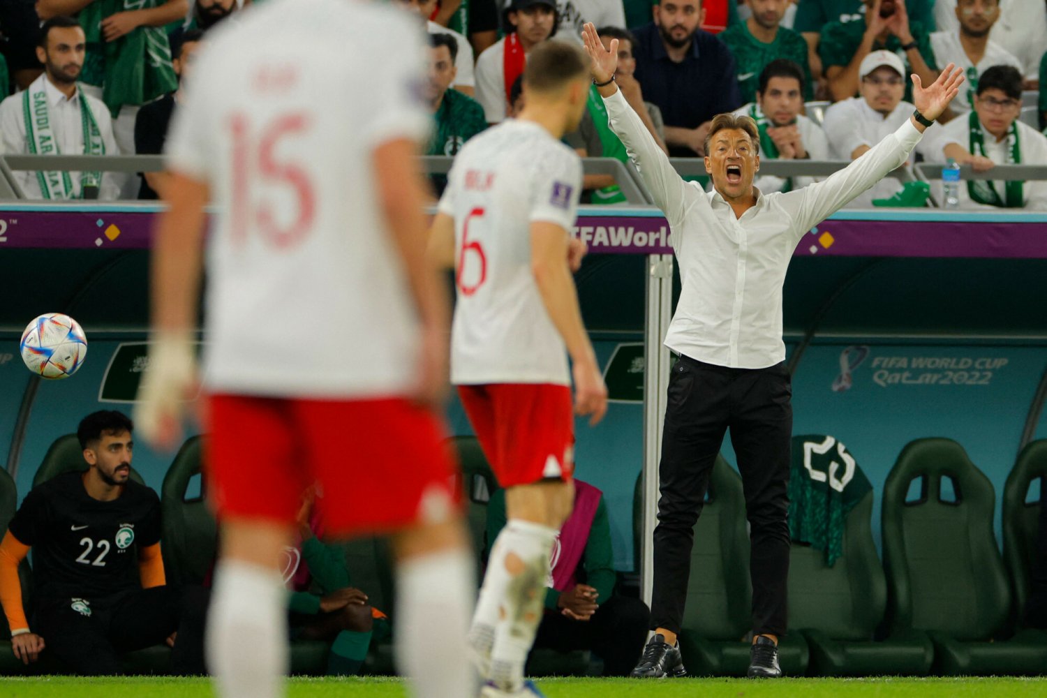 Trener Saudyjczyków był wściekły po meczu z Polską. Zaczął szarpać swojego zawodnika