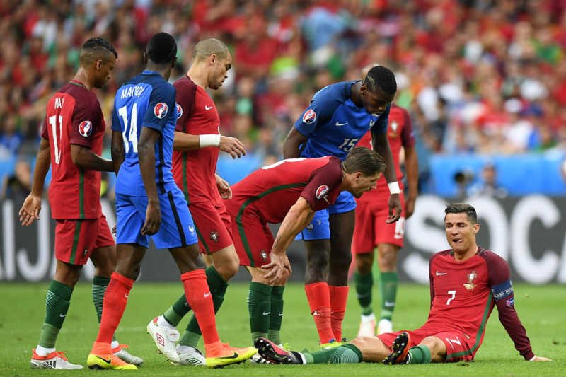 Cristiano Ronaldo po kontuzji musiał zejść z boiska.