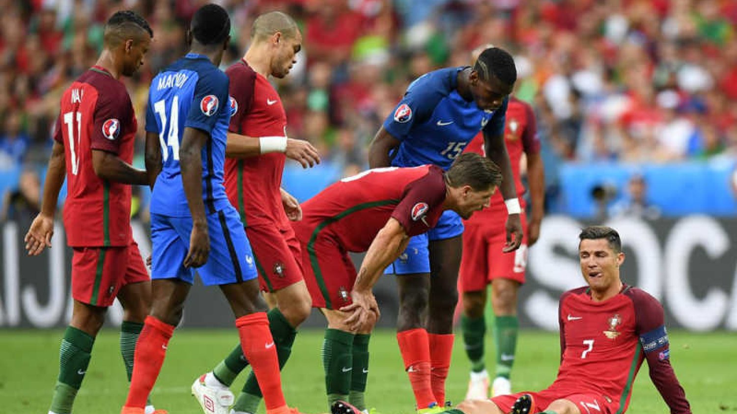 Cristiano Ronaldo po kontuzji musiał zejść z boiska.