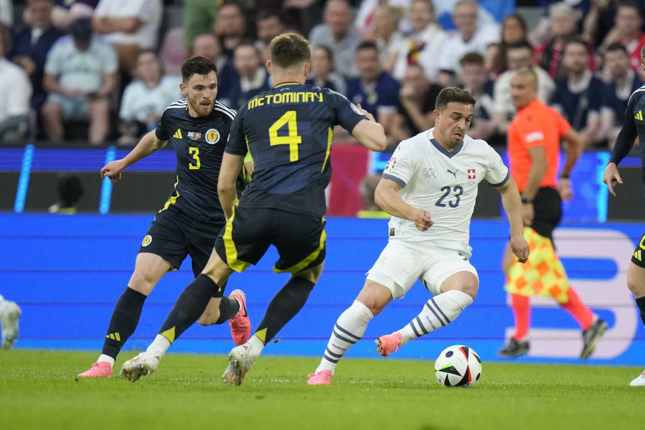 Xherdan Shaqiri (przy piłce), specjalista od pięknych goli