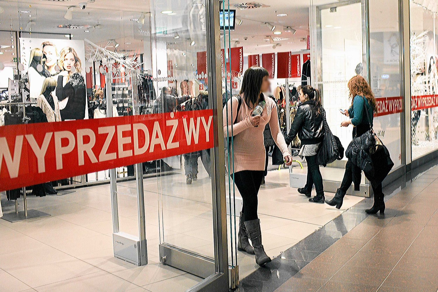 Wejście do sklepu odzieżowego zabezpieczone bramkami