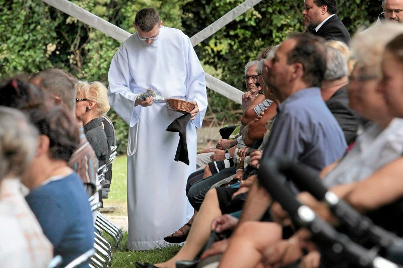 Z sondażu wynika, że niewiele osób popiera zbiórkę w kościołach poprzez terminale płatnicze.