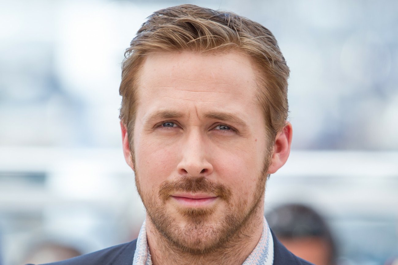Ryan Gosling jako Ken w filmie "Barbie".
