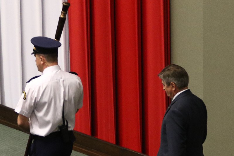 Marszałek Marek Kuchciński "zabarykadował się" w gabinecie. Opozycja prezentuje zdjęcia na Twitterze.