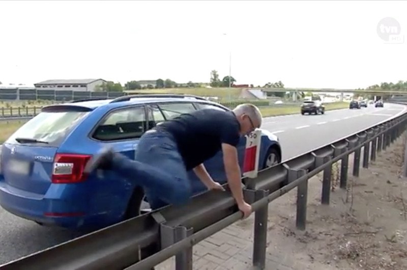 "Stop Cham": Reporter Faktów TVN Dariusz Łapiński zaparkował na autostradzie.