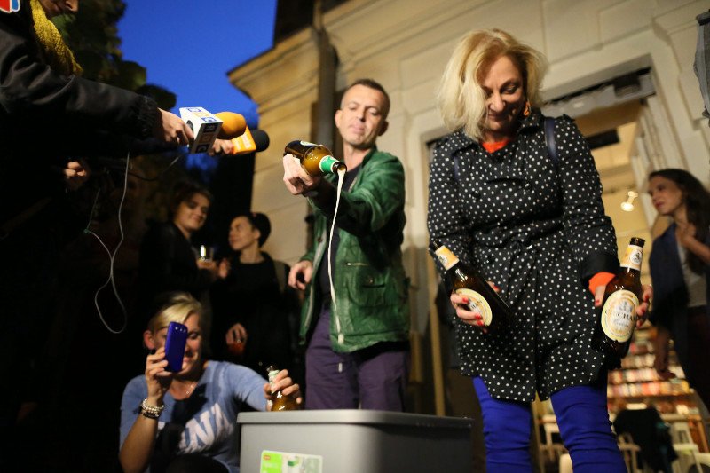 Tochman publicznie wylewa piwo z browaru posła Marka Jakubiaka.