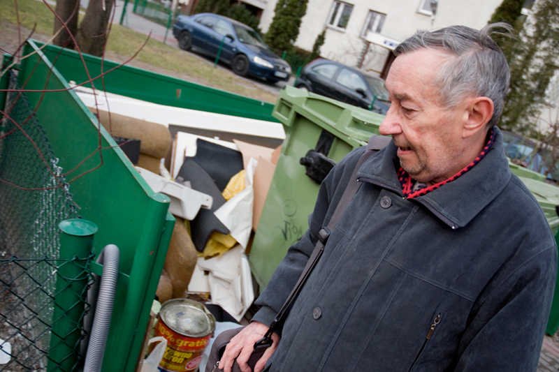 Pan Janek codziennie o 7 wyrusza na obchód warszawskich śmietników. To jego drugie źródło utrzymania.