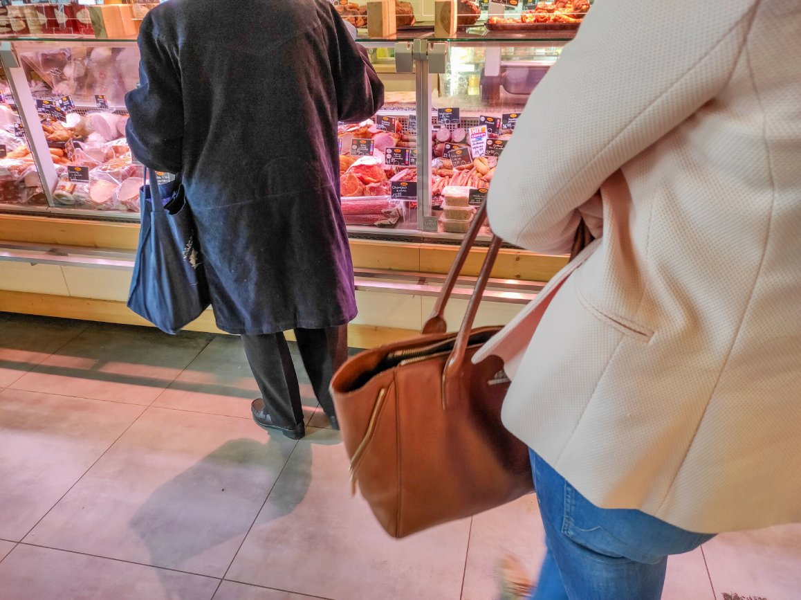 Ekspedientka włożyła dłoń do maszynki do mięsa. Prawie ją straciła