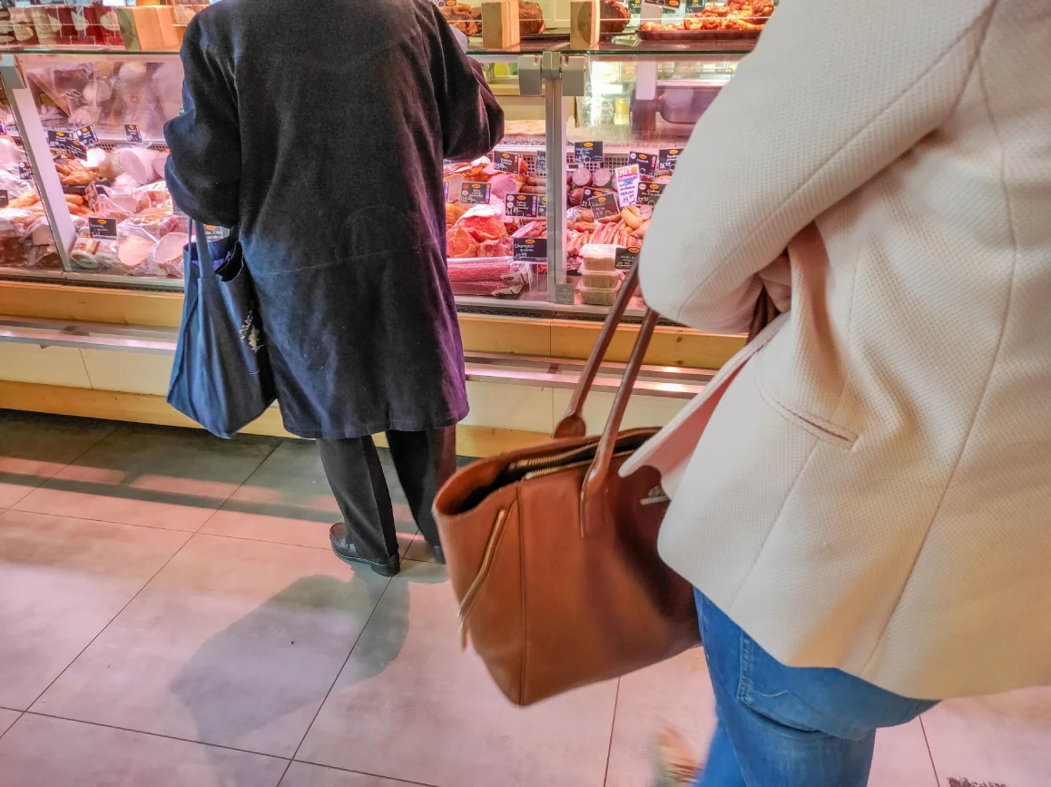 Ekspedientka włożyła dłoń do maszynki do mięsa. Prawie ją straciła
