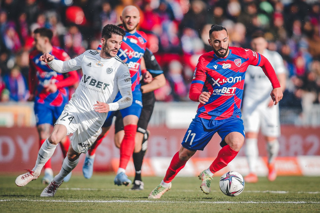 Piłkarze Rakowa Częstochowa zremisowali ze Śląskiem Wrocław 1:1 w najciekawszym niedzielnym meczu.