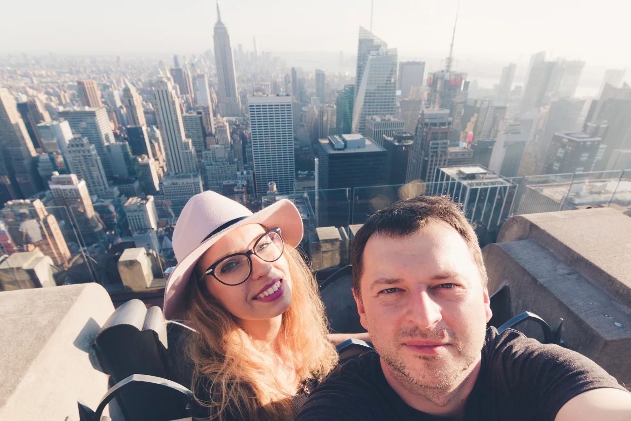 Sylvia z mężem na tle wieżowców w Nowym Jorku