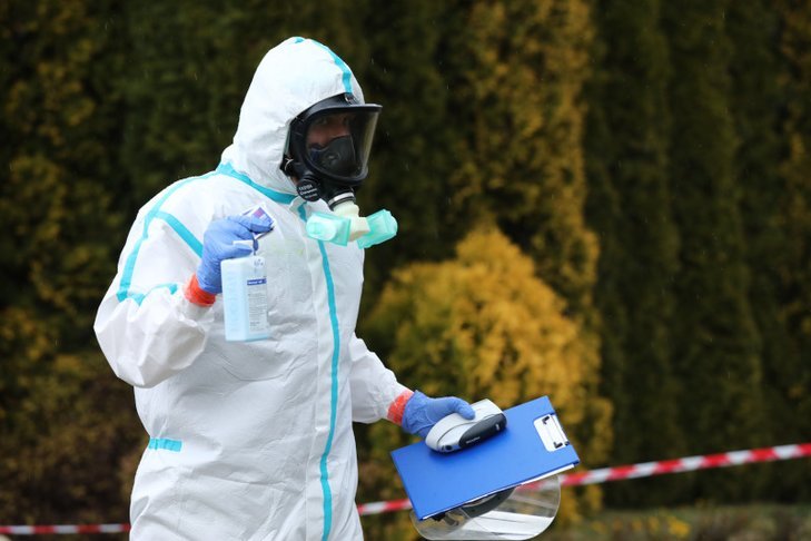 Francuscy naukowcy przeprowadzili badanie, z którego wynika, że koronawirus może przetrwać w wyższych temperaturach