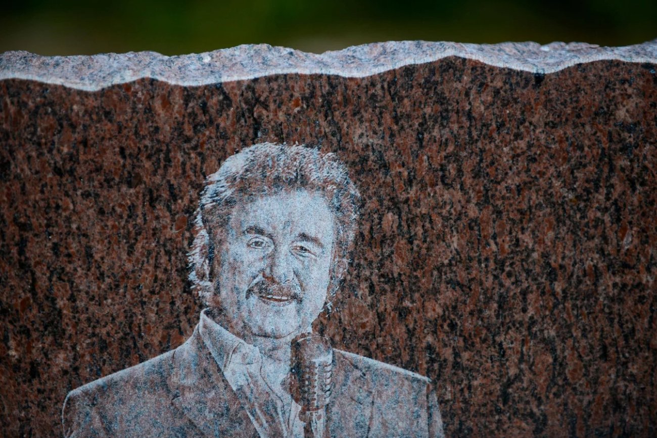 Ksiądz zareagował na burzę wokół grobu Krawczyka. "Zmian nie będzie"