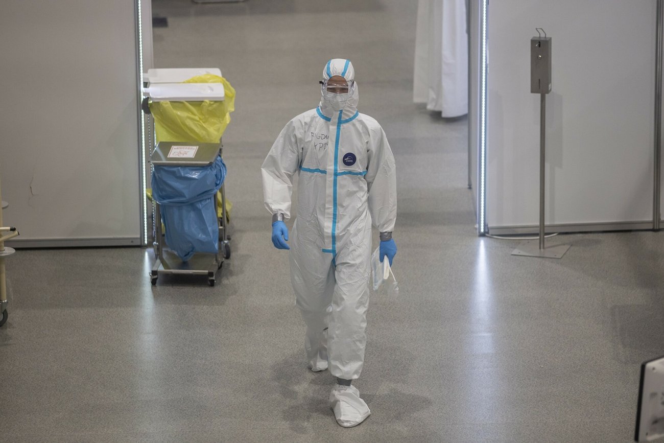 Dyrektor wojewódzkiego szpitala ostrzega osoby niezaszczepione przed ciężkimi objawami COVID-19.