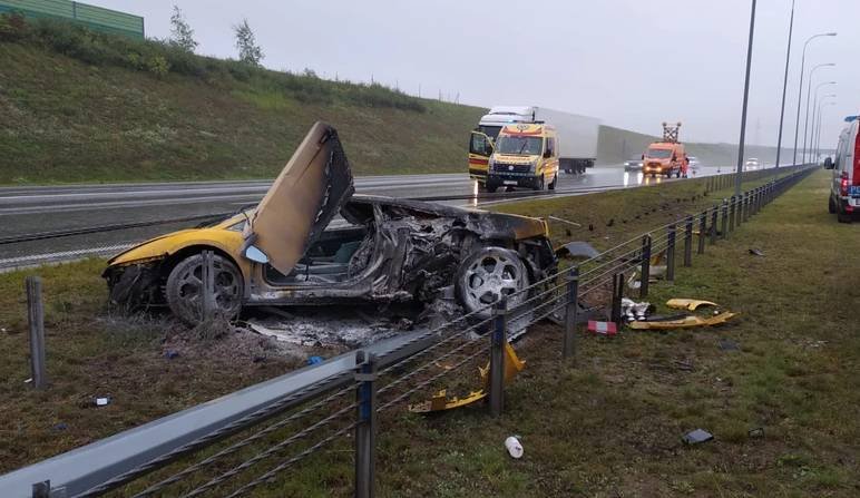 Lamborghini jechało ze strony Gdańska w kierunku Łodzi. Wypadek pod Toruniem. Lamborghini Gallardo w płomieniach.