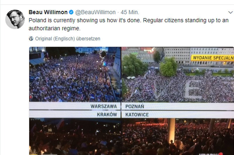 Twórca "House of Cards" Beau Willimon dostrzegł wydarzenia w Polsce. "Tak zwykli obywatele stają przeciwko autorytarnemu reżimowi" - napisał.