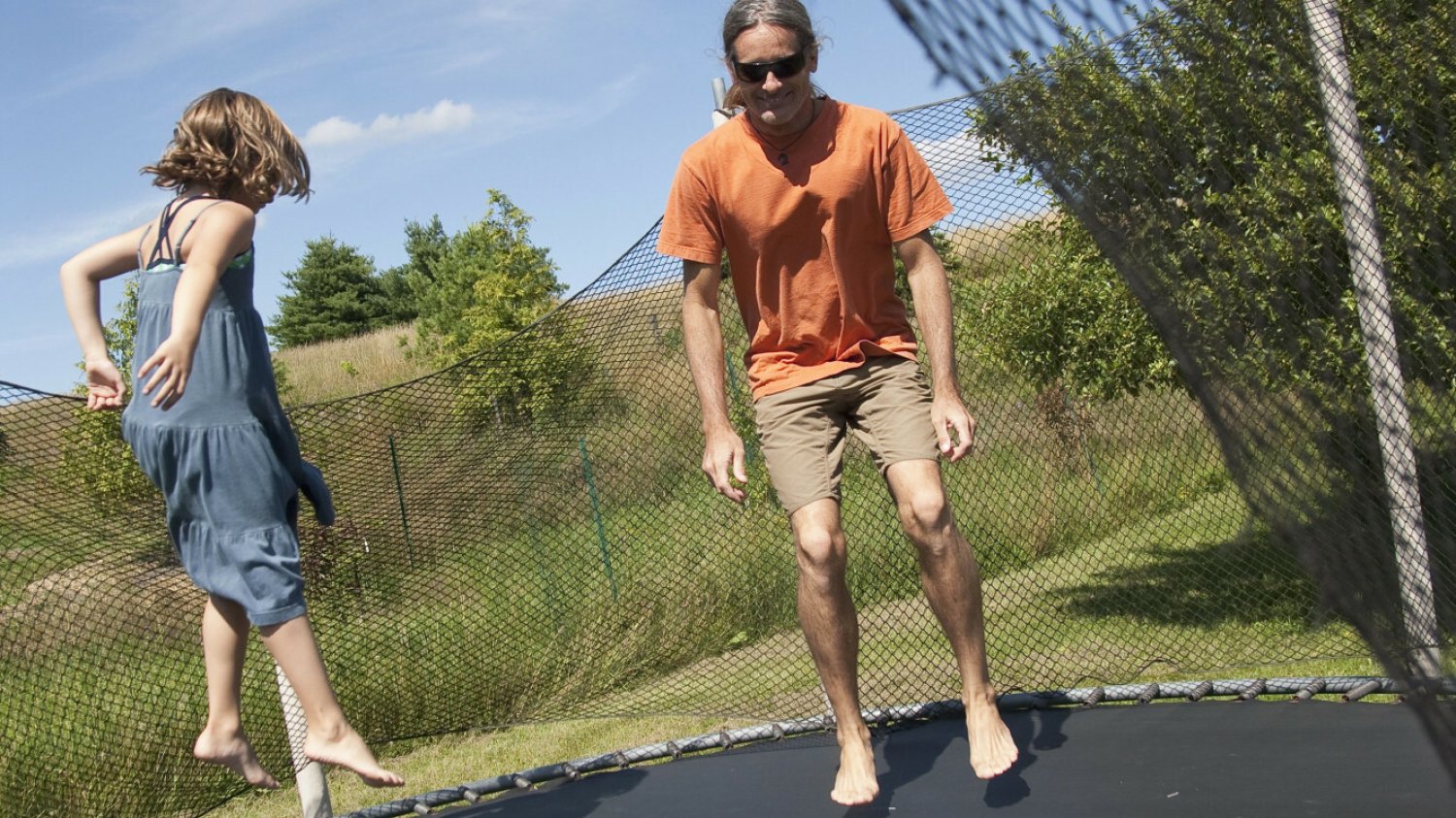 Trampoliny ogrodowe do 1000 zł. Takie są aktualne promocje w sklepach