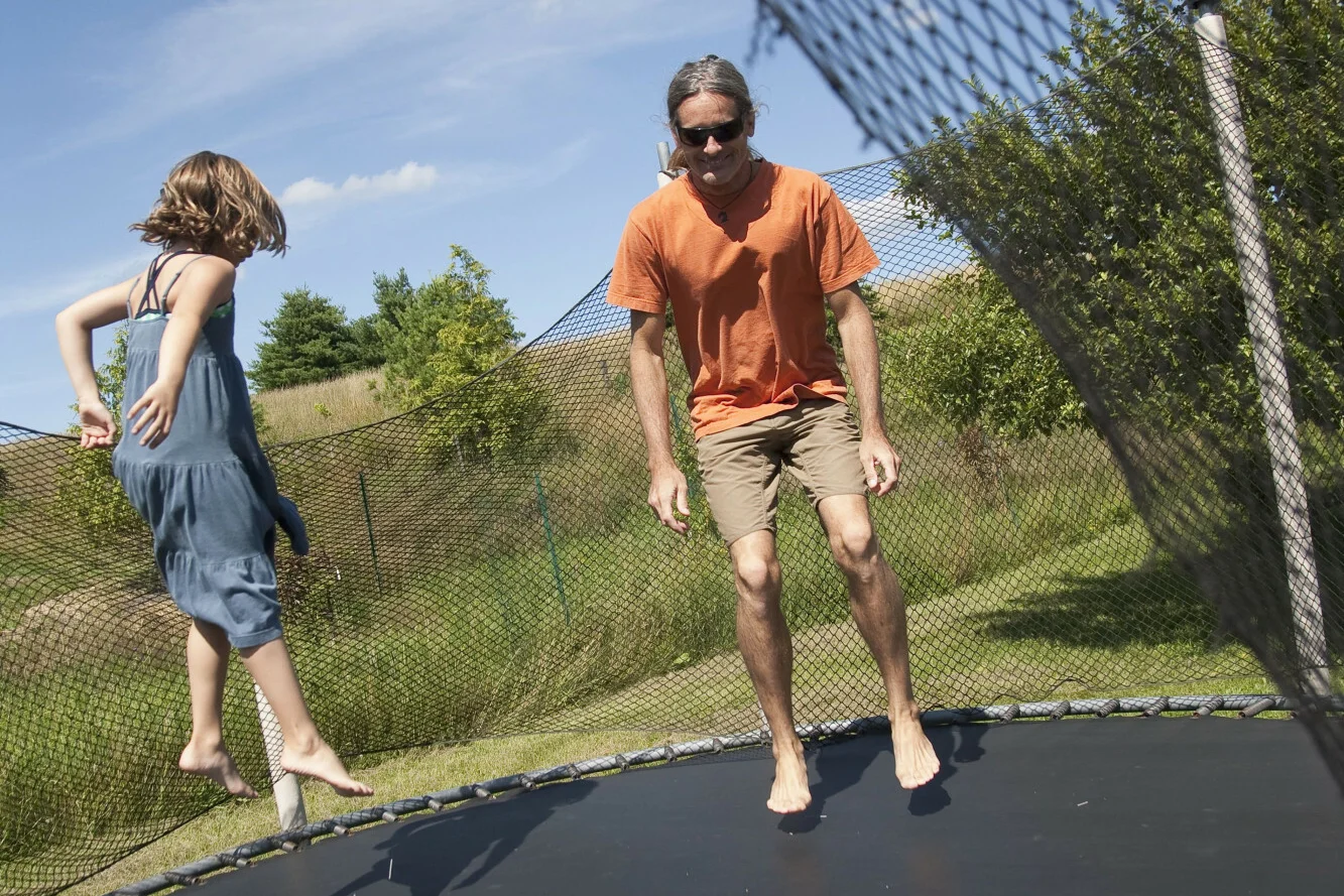 Trampoliny ogrodowe do 1000 zł. Takie są aktualne promocje w sklepach