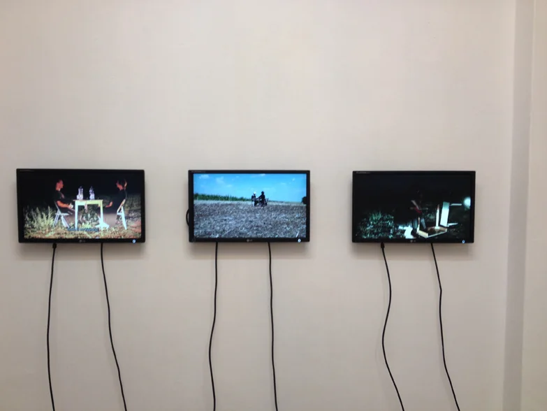Zuzanna Janin & Kamen Stoyanov
"Meeting Halfay. Warszawa-Sofia (47° 33’ N i 22° 19' E)", 2014
wideo instalacja, 3 wideo, stolik, 2 krzesła, 2 butelki wody mineralnej: Nałęczowianka i Vielingrad / video installation, 3 videos, table, 2 chairs, 2 bottles 