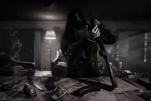 Główny bohater szykuje się na masowy mord.