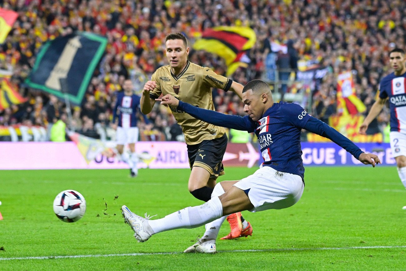 Przemysław Frankowski i jego RC Lens ograło lidera Ligue 1. Polak zrewanżował się Kylianowi Mbappe za MŚ 2022.