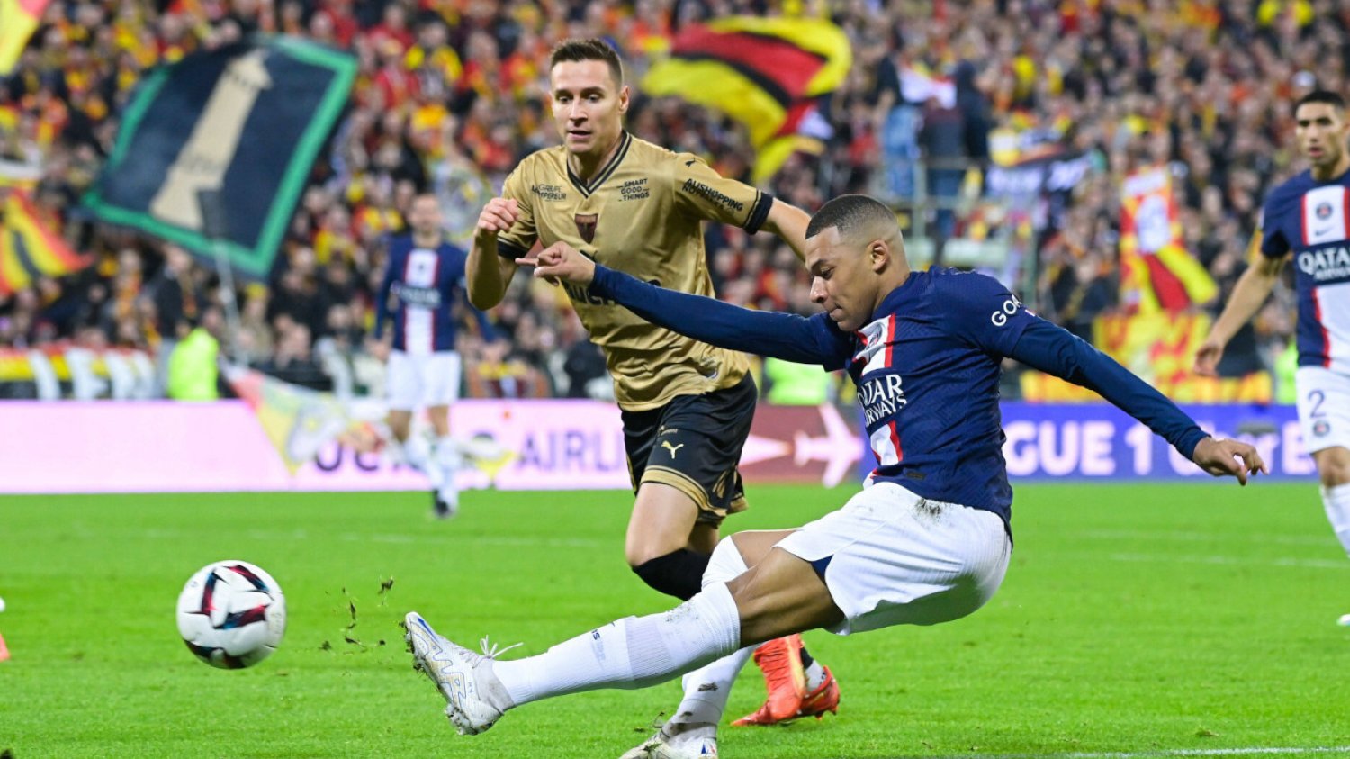 Przemysław Frankowski i jego RC Lens ograło lidera Ligue 1. Polak zrewanżował się Kylianowi Mbappe za MŚ 2022.