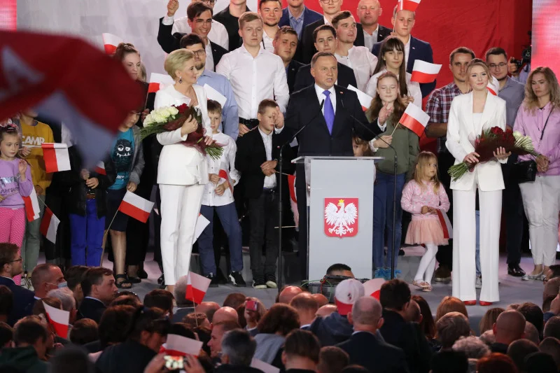 Przewaga Dudy nad Trzaskowskim nieznacznie zmalała.