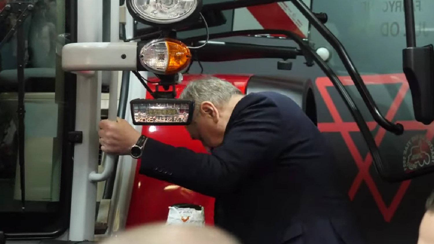 Henryk Kowalczyk zmierzył się z rolnikami. Wicepremier uciekł ze spotkania.