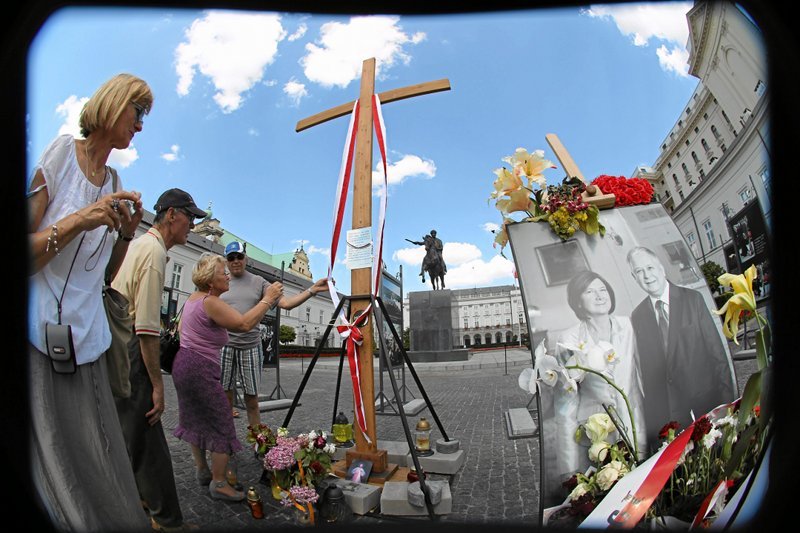 "W religii smoleńskiej istnieje prawda, która musi być odsłonięta. Ci, którzy dostępują tej prawdy wiedzą, jak jest. Reszta to ignoranci".