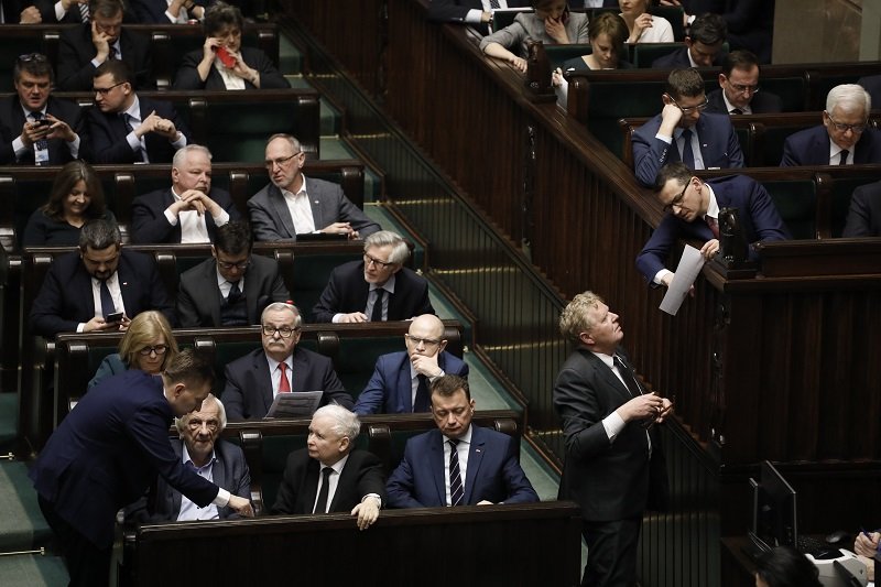 Sejm przyjął ustawę dotyczącą szczególnych rozwiązań związanych z rozprzestrzenianiem się koronawirusa.
