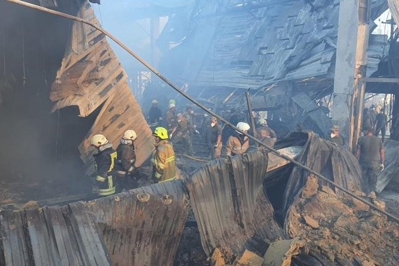 Co najmniej 6 osób zginęło po tym, jak rosyjska rakieta spadła na centrum handlowe w Krzemieńczuku