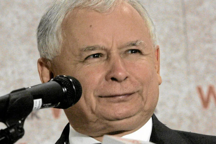 Jarosław Kaczyński ma kluczowy wpływ na decyzje w państwie - wynika z sondażu dla TVN i TVN24.