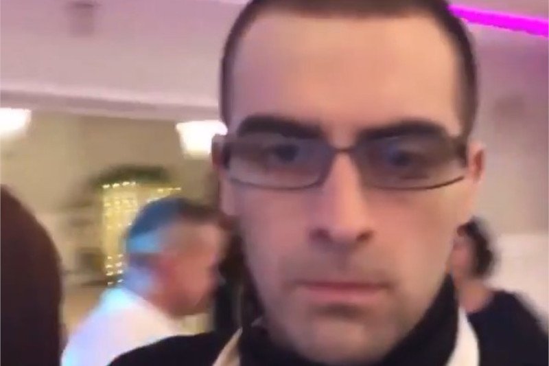 Quebonafide nie zrezygnował z nowej stylówki nawet podczas wesela.