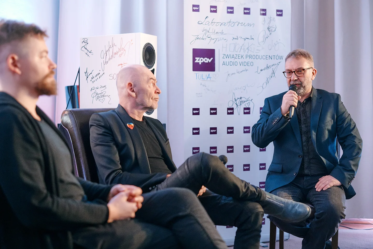 Od lewej: Michał Bryndal, Wojciech Waglewski oraz prowadzący spotkanie Piotr Metz