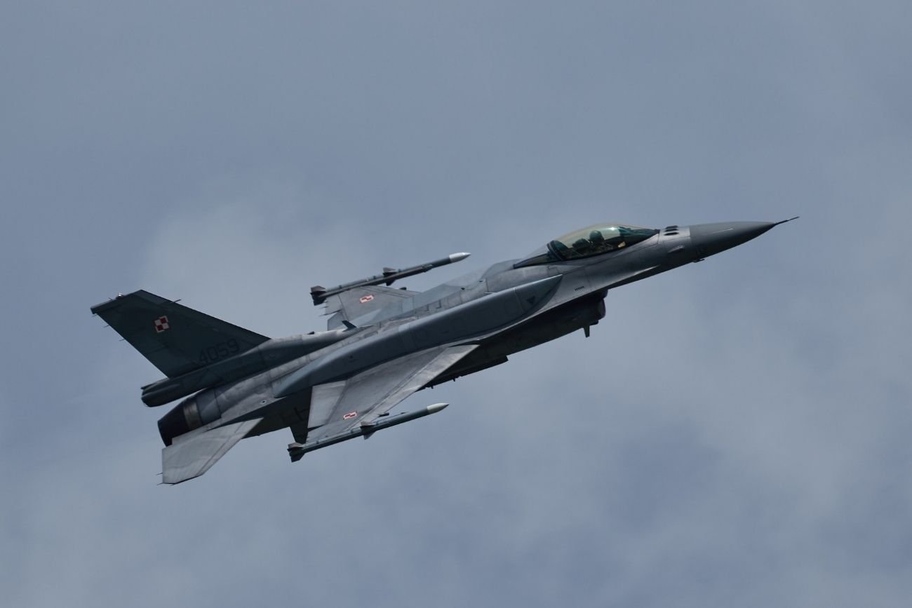 Tyle ma potrwać ustalanie przyczyn katastrofy F-16. Prokuratura wskazuje na coś kluczowego. Tragedia F-16 w Radomiu. Prokuratura ujawnia, ile potrwa ustalenie przyczyn.