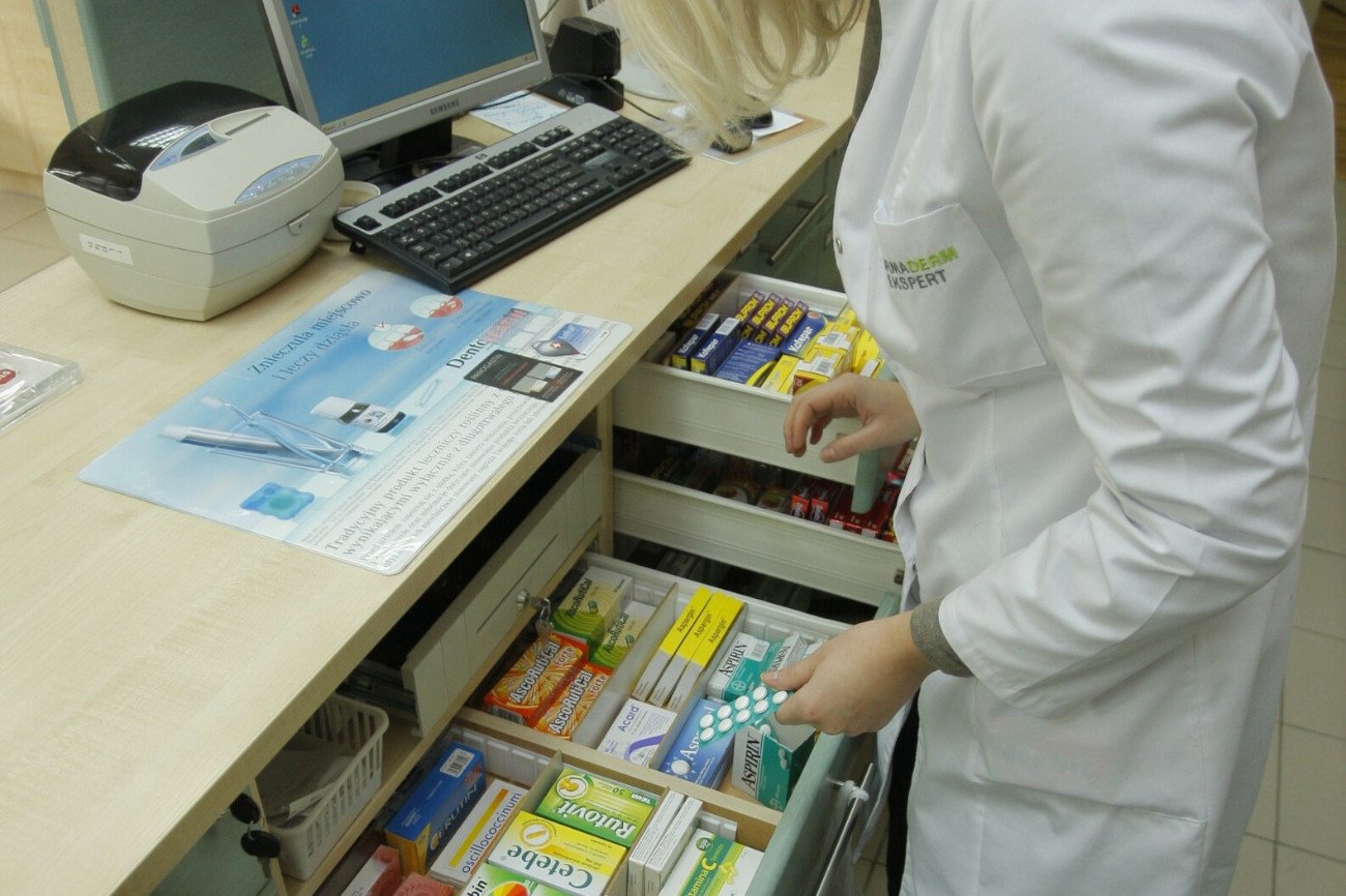 Uchodźcy z Ukrainy muszą wykupywać leki na receptę z pełną odpłatnością. Często to niemałe kwoty. Rząd pracuje nad zmianą przepisów.