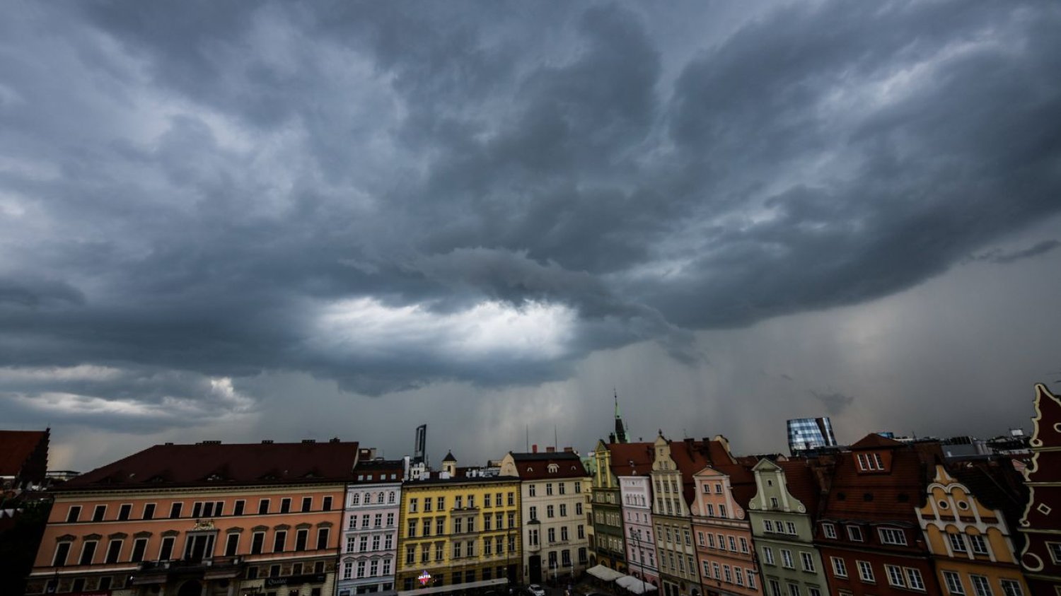 Pogoda szykuje zwrot. IMGW ostrzega, ale to nie koniec. Prognoza pogody na niedzielę i poniedziałek. IMGW wydał alerty przed upałem.