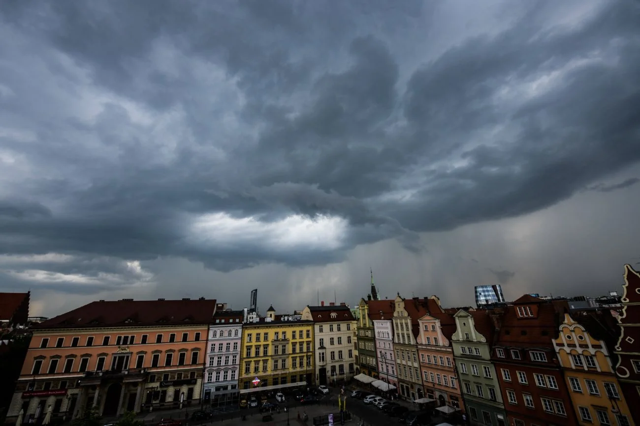 Pogoda szykuje zwrot. IMGW ostrzega, ale to nie koniec. Prognoza pogody na niedzielę i poniedziałek. IMGW wydał alerty przed upałem.