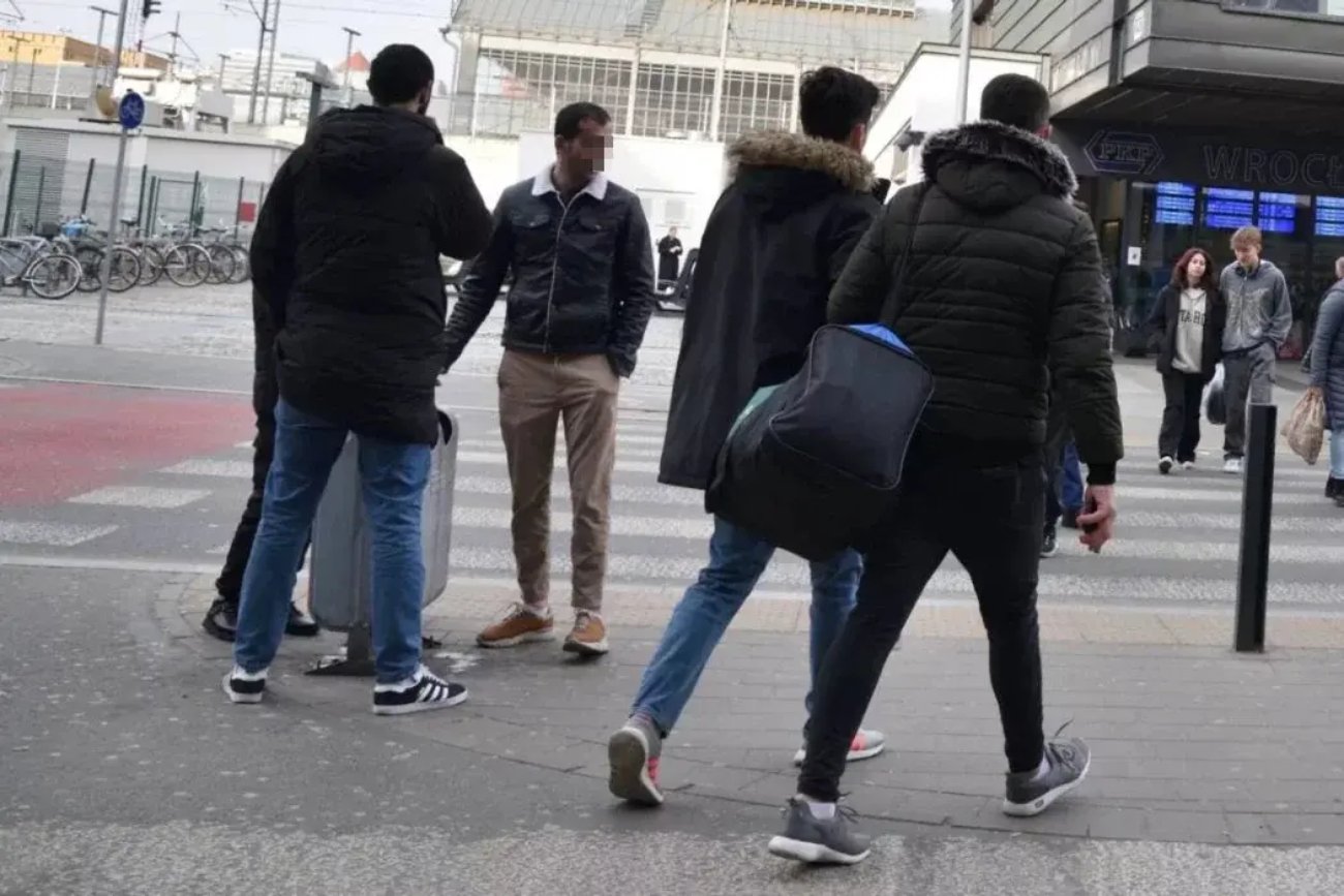 Tusk uderza w Morawieckiego. Mówi o setkach tysięcy imigrantów w Polsce